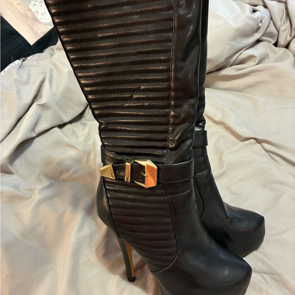 Nature Breeze Black and Gold Heeled Boots with Ribbed Detailing